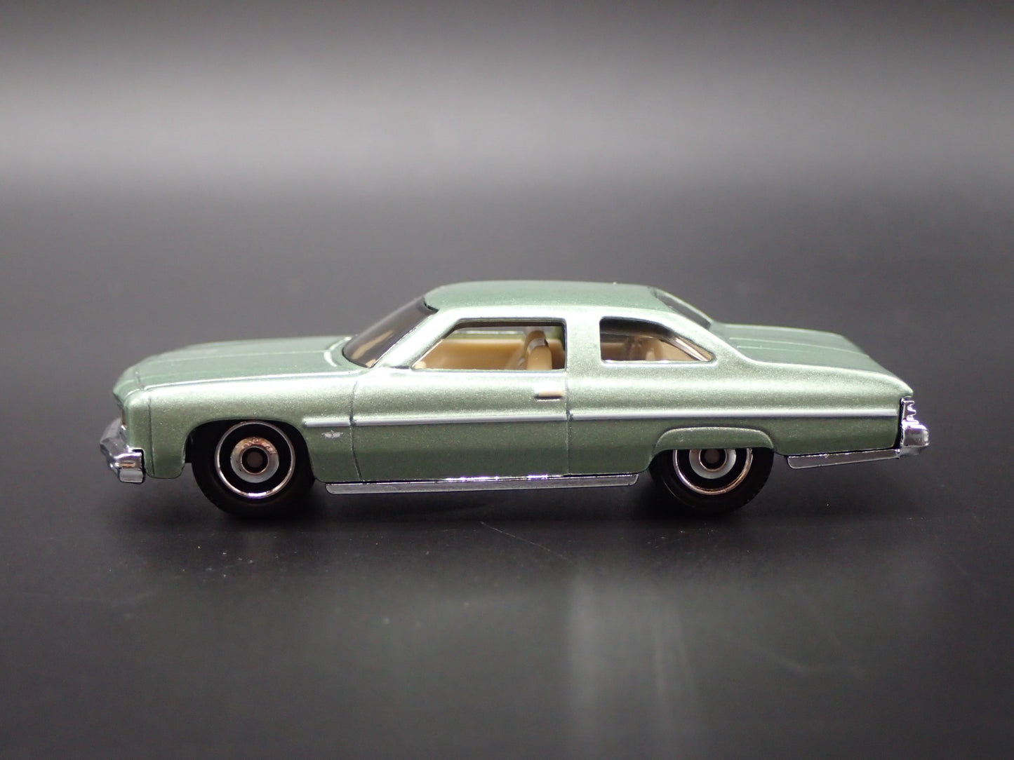1975-1976 CHEVY CHEVROLET CAPRICE GREEN 1:64 SCALE DIORAMA DIECAST MODEL CAR