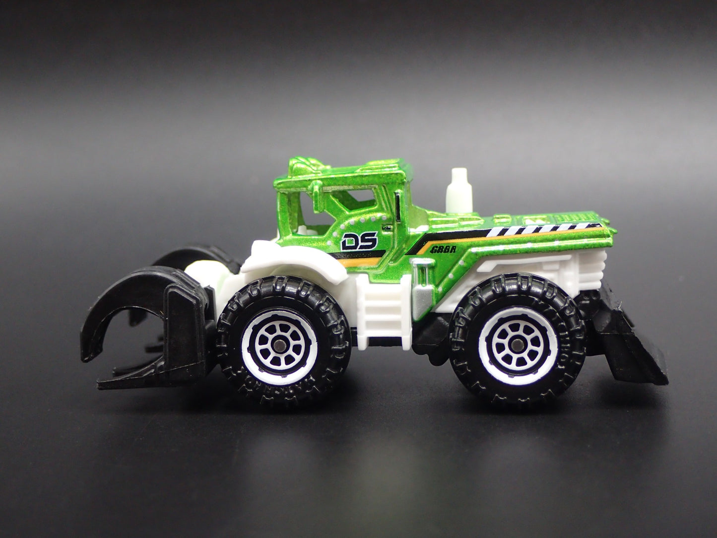 GRAPPLER CONTRUCTION VEHICLE 1:64 MB SCALE COLLECTIBLE DIORAMA DIECAST MODEL CAR