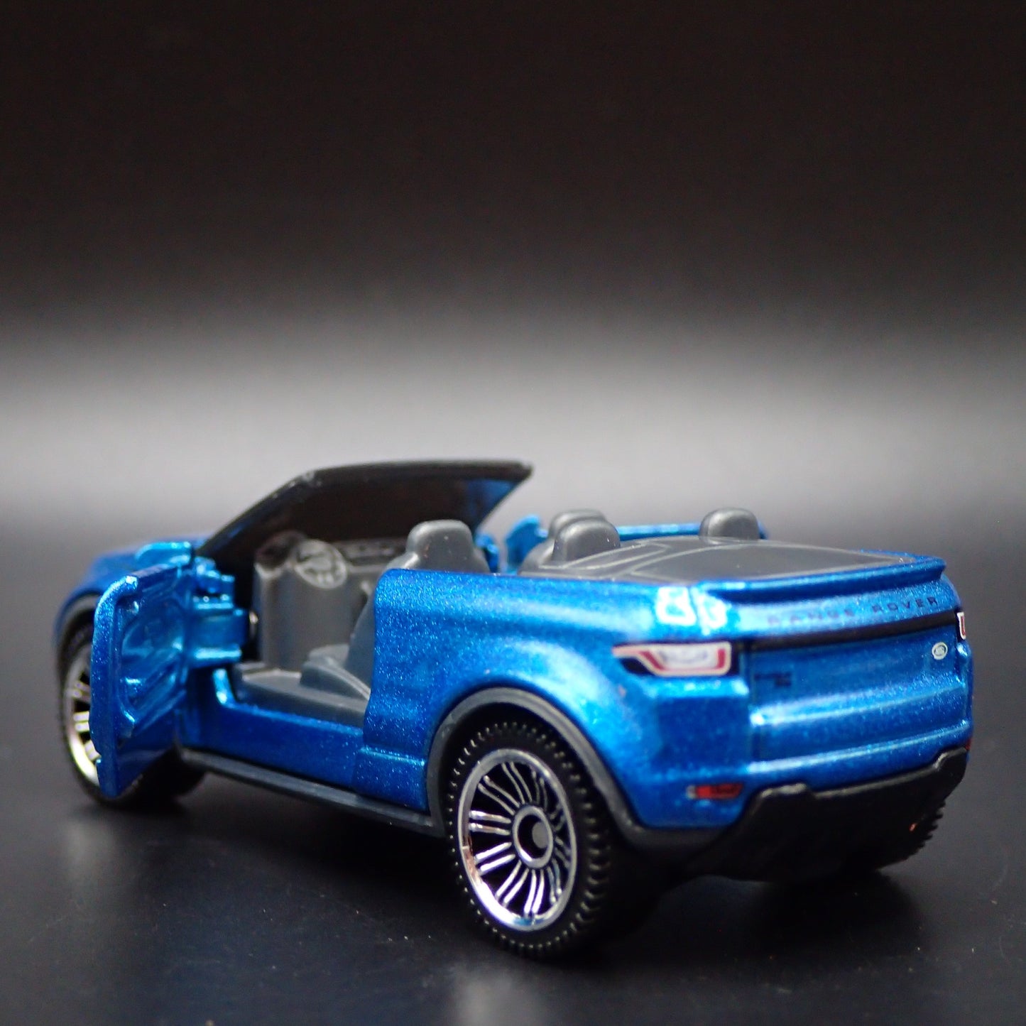 2017-2018 RANGE ROVER EVOQUE CONVERIBLE 1:64 SCALE DIORAMA DIECAST MODEL CAR