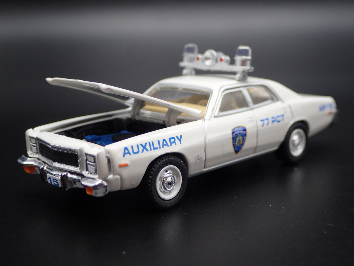1977 77 PLYMOUTH FURY NEW YORK POLICE NYPD 1:64 SCALE DIORAMA DIECAST MODEL CAR-Burning Rubber Toy Company