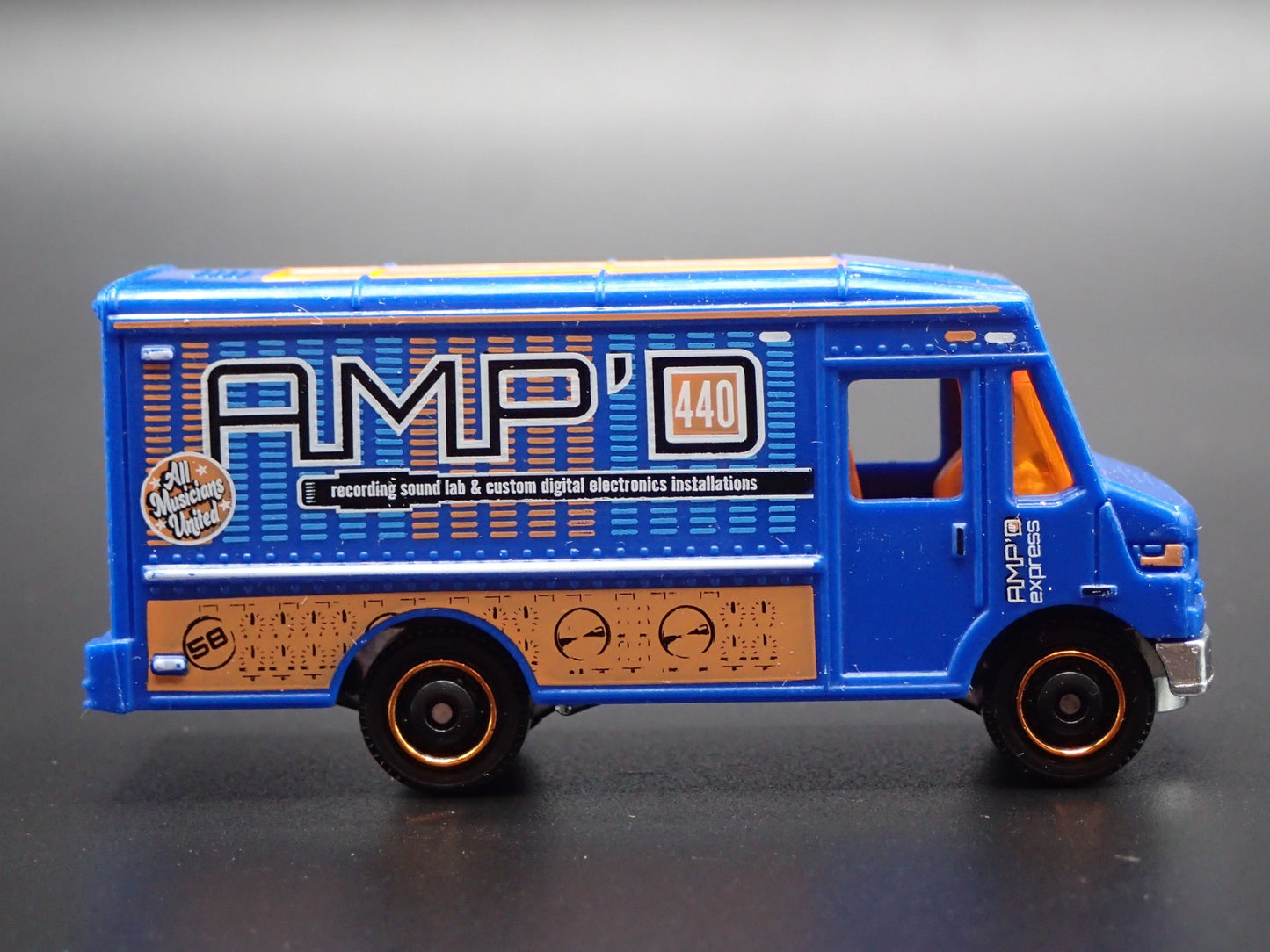 STEP VAN BOX AMP INSTALLATION DELIVERY 1:64 MB SCALE DIORAMA DIECAST MODEL CAR