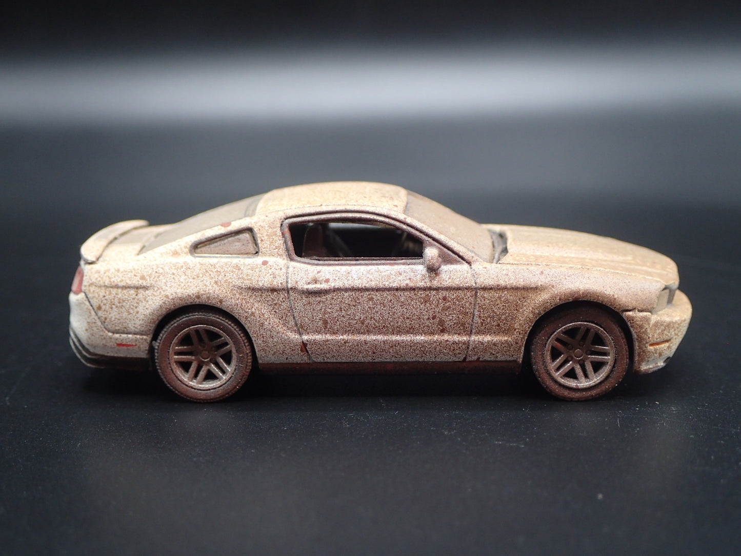 2010 10 FORD MUSTANG GT 5.0 OFF ROAD MUDDY 1/64 SCALE DIORAMA DIECAST MODEL CAR