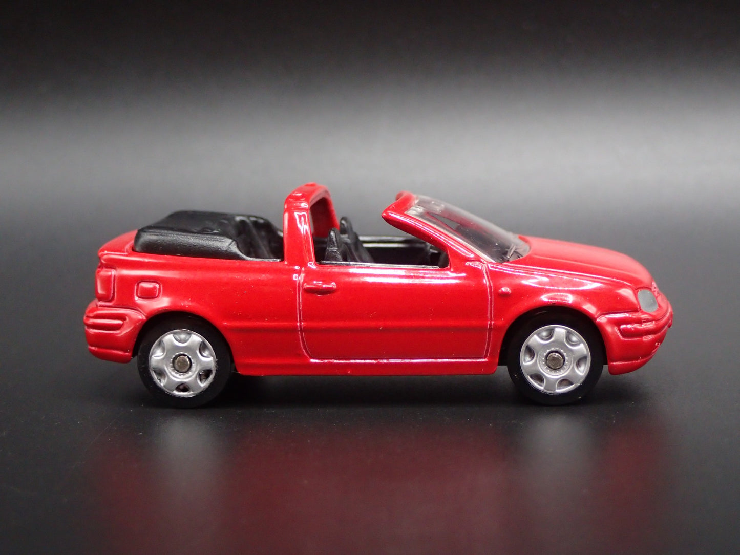 VW VOLKSWAGEN GOLF GTI CABRIO CONVERTIBLE 1:64 SCALE DIORAMA DIECAST MODEL CAR