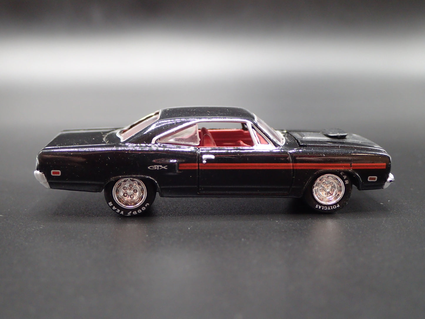 1970 70 PLYMOUTH GTX BLACK 1/64 SCALE COLLECTIBLE DIORAMA DIECAST MODEL CAR