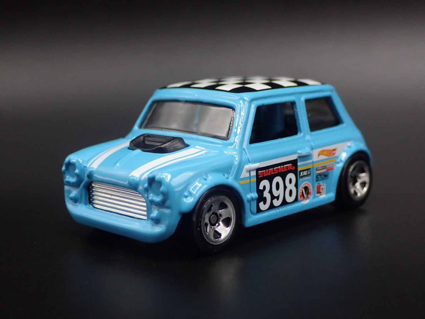 1969-1976 MINI COOPER MARK III 1:64 SCALE COLLECTIBLE DIORAMA DIECAST MODEL CAR