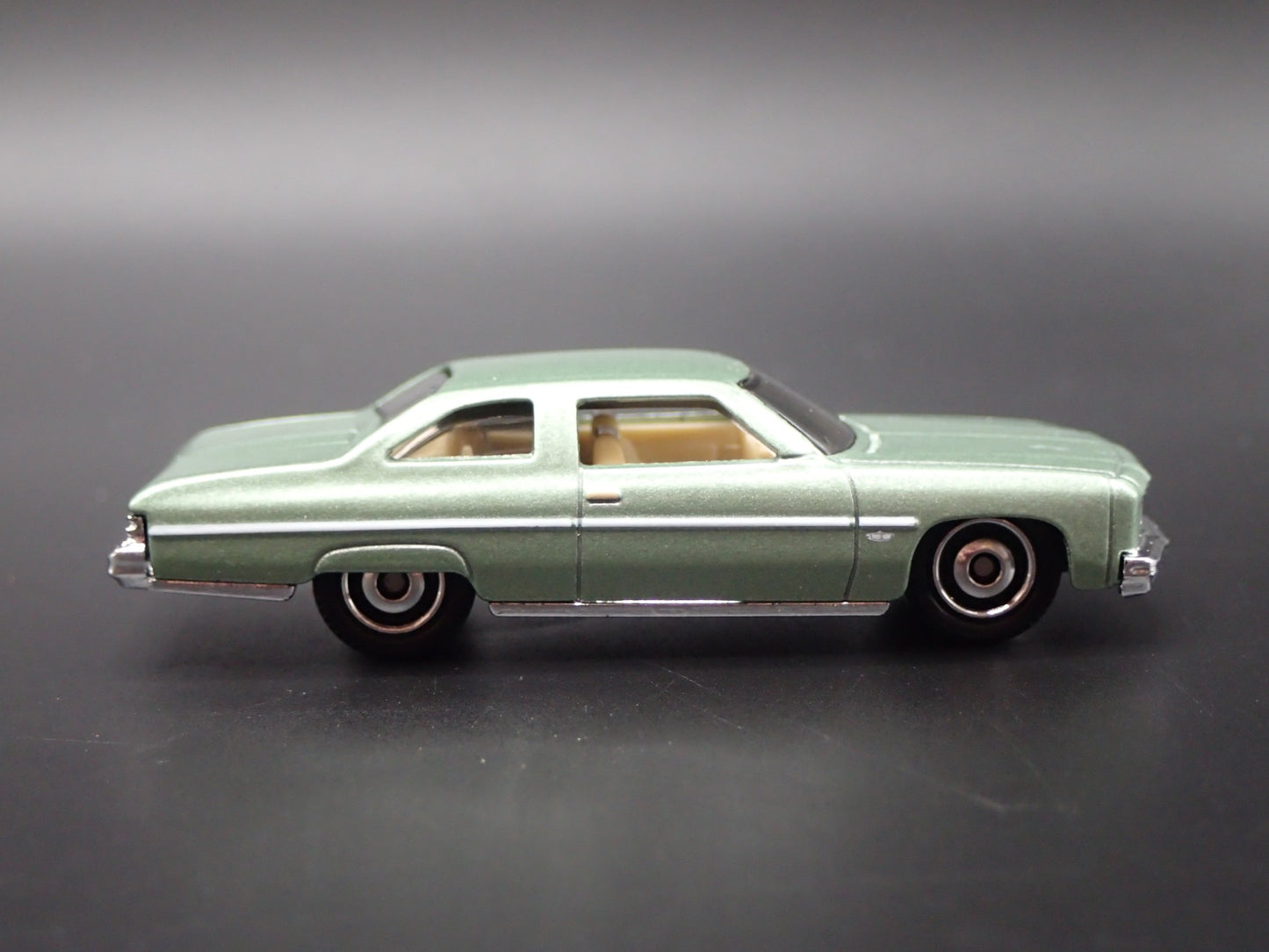 1975-1976 CHEVY CHEVROLET CAPRICE GREEN 1:64 SCALE DIORAMA DIECAST MODEL CAR