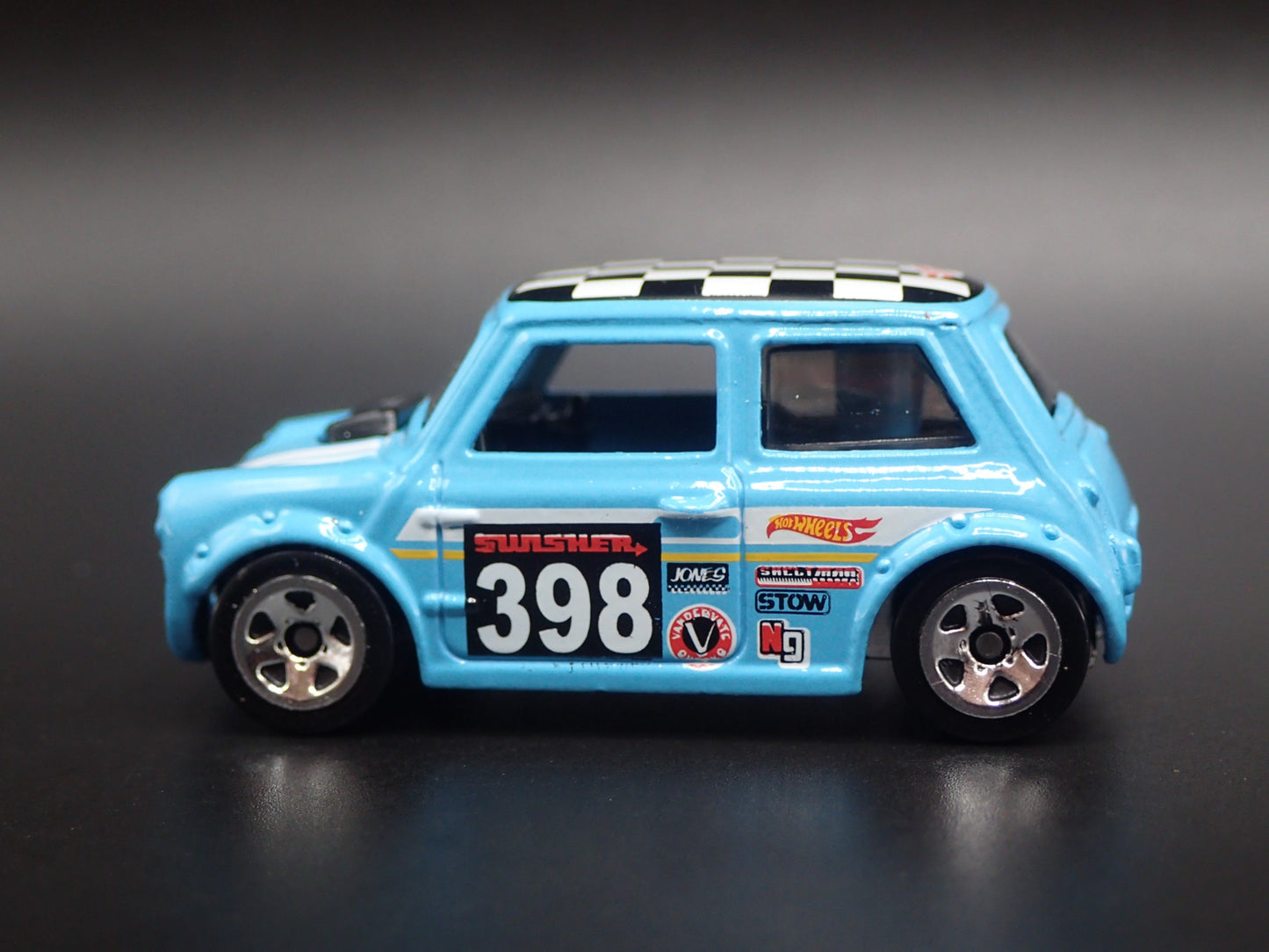 1969-1976 MINI COOPER MARK III 1:64 SCALE COLLECTIBLE DIORAMA DIECAST MODEL CAR