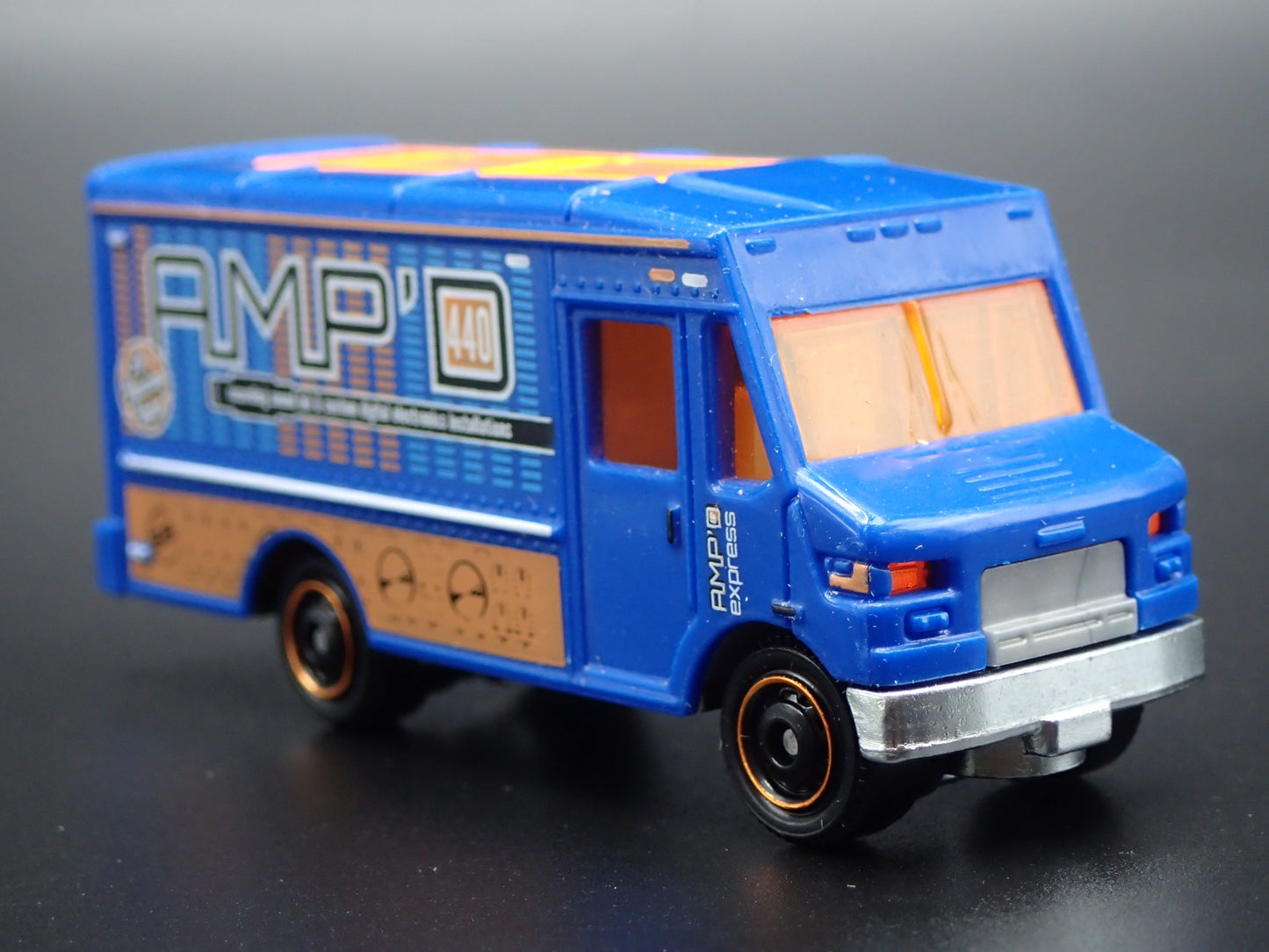 STEP VAN BOX AMP INSTALLATION DELIVERY 1:64 MB SCALE DIORAMA DIECAST MODEL CAR