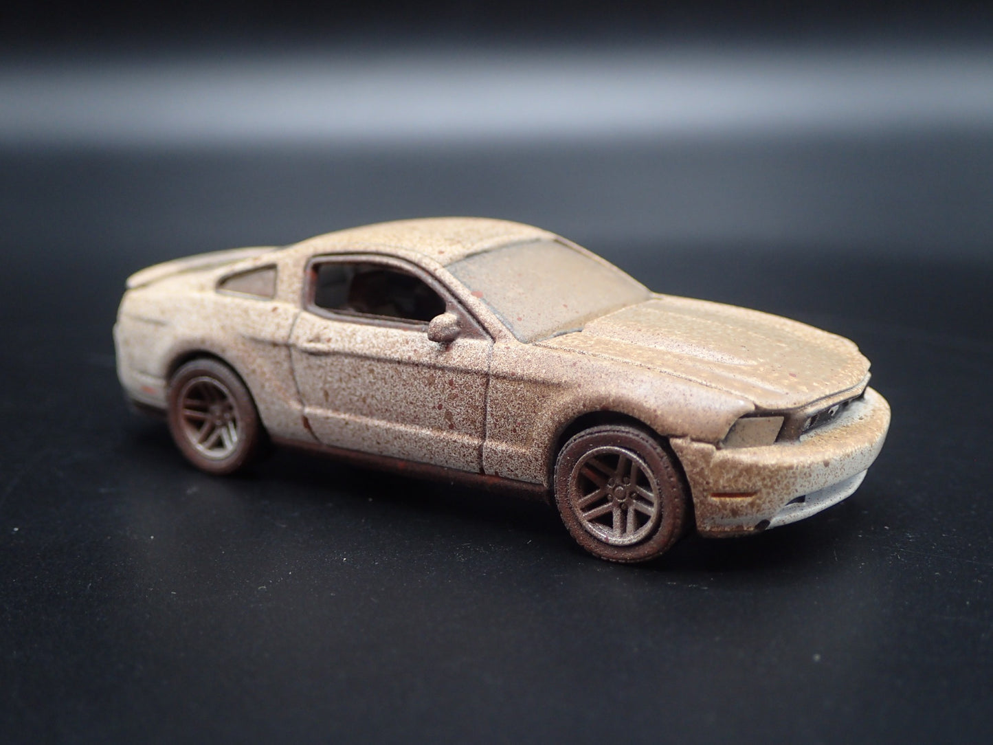 2010 10 FORD MUSTANG GT 5.0 OFF ROAD MUDDY 1/64 SCALE DIORAMA DIECAST MODEL CAR