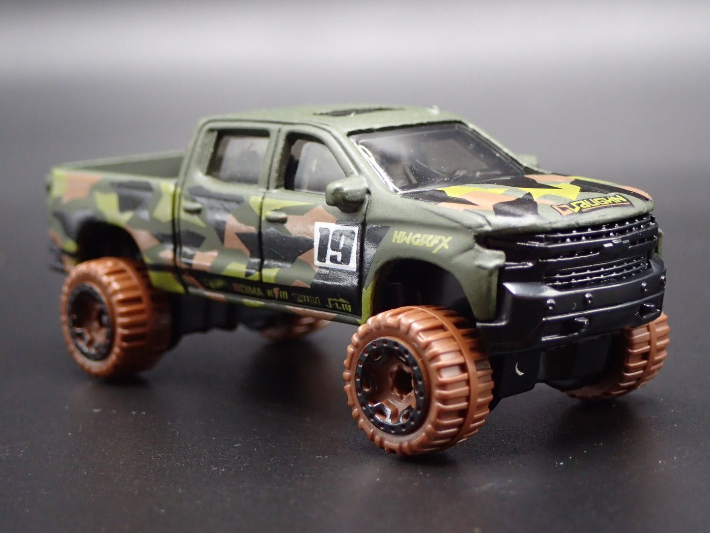 2019 19 CHEVY CHEVROLET SILVERADO LT TRAIL BOSS 1:64 SCALE DIECAST MODEL CAR