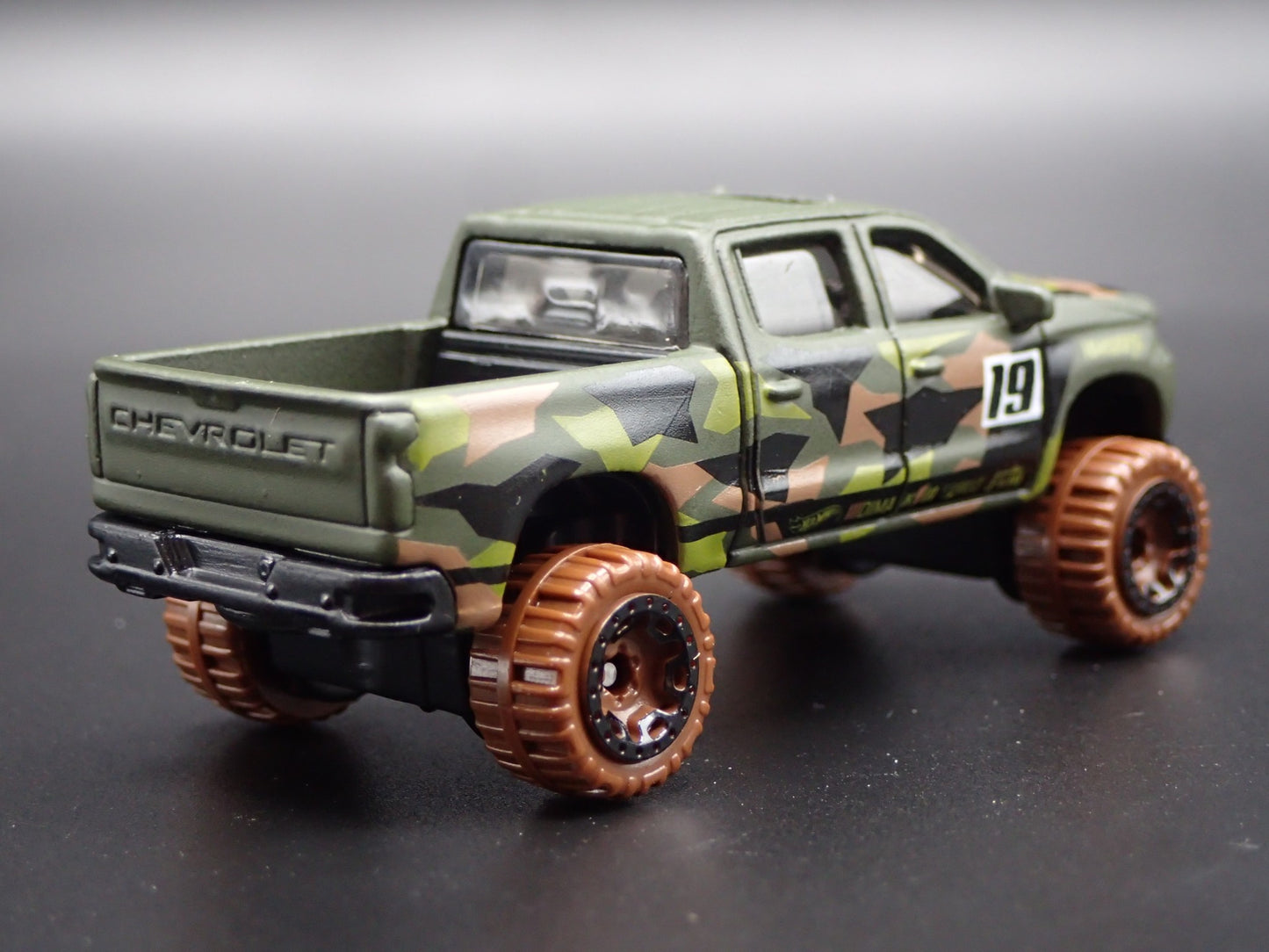 2019 19 CHEVY CHEVROLET SILVERADO LT TRAIL BOSS 1:64 SCALE DIECAST MODEL CAR