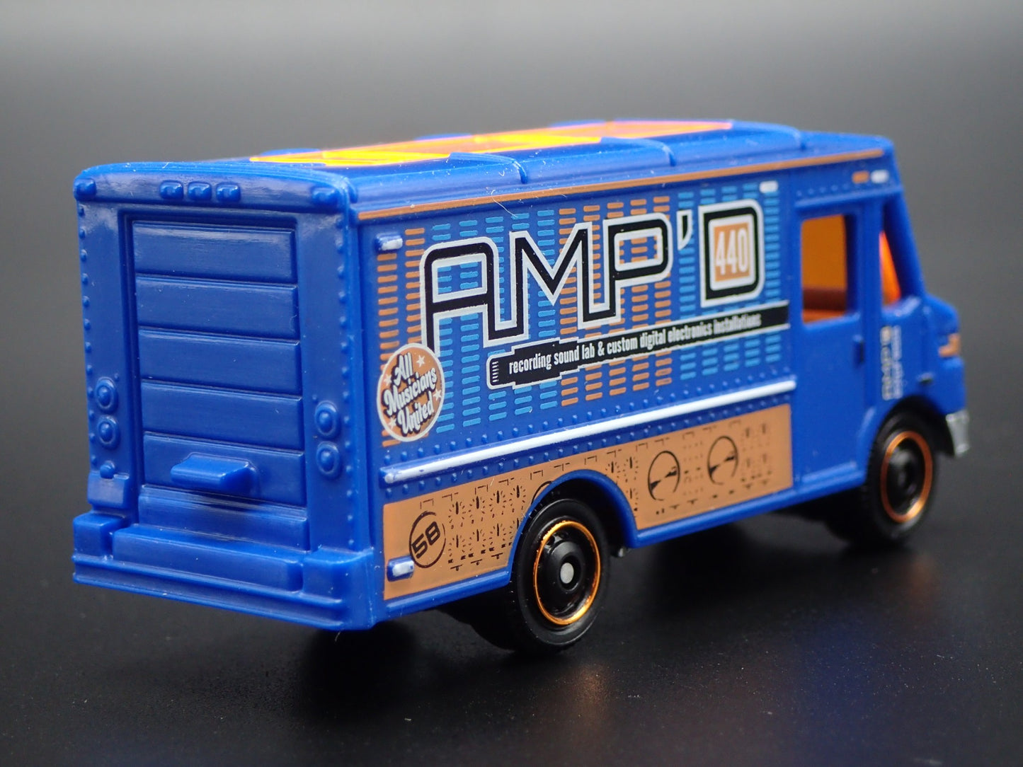 STEP VAN BOX AMP INSTALLATION DELIVERY 1:64 MB SCALE DIORAMA DIECAST MODEL CAR