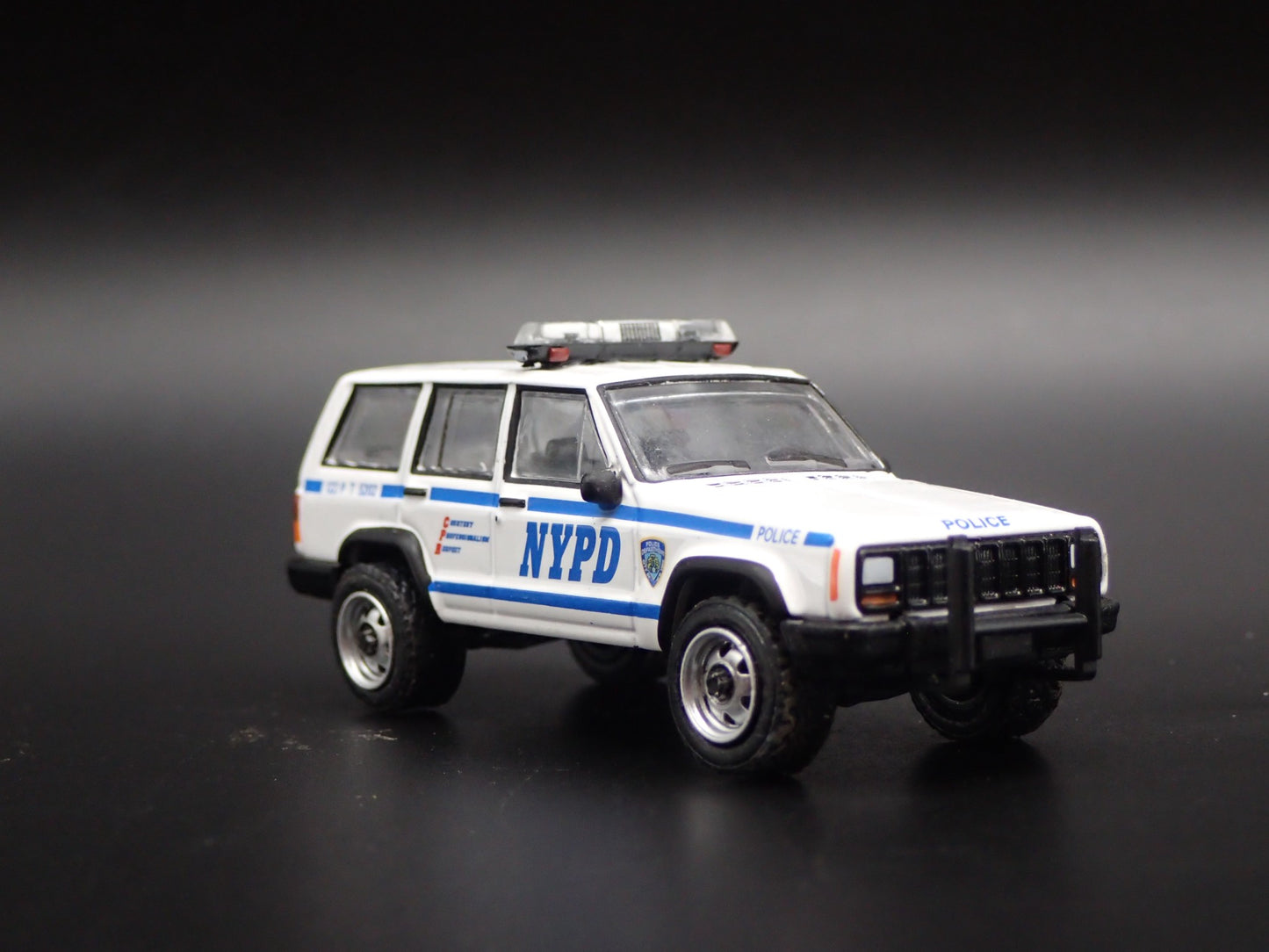 JEEP CHEROKEE XJ SPORT 4 DOOR NEW YORK NYPD POLICE 1:64 SCALE DIECAST MODEL CAR