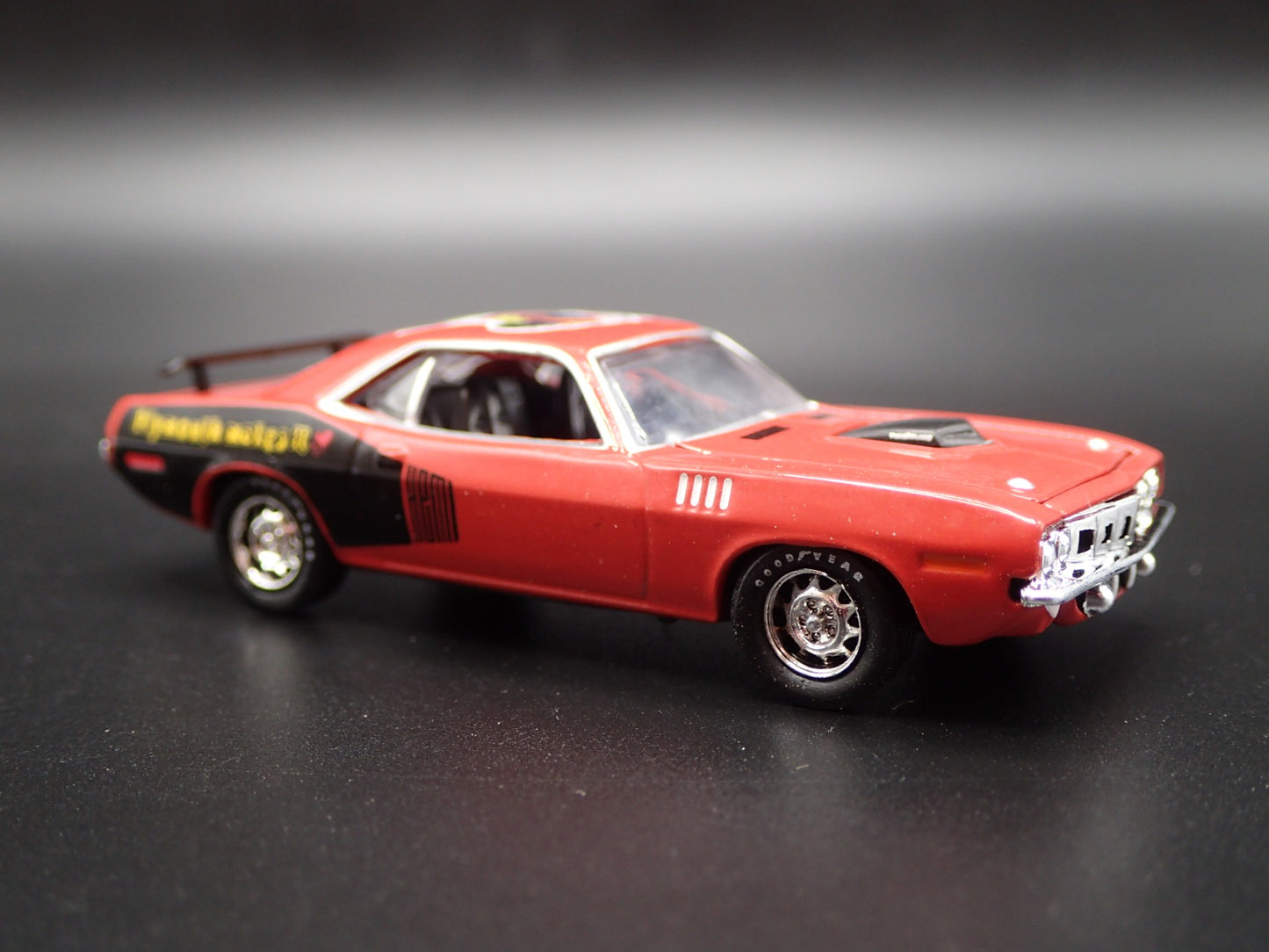 1971 71 PLYMOUTH HEMI CUDA RED 1:64 SCALE COLLECTIBLE DIORAMA DIECAST MODEL CAR