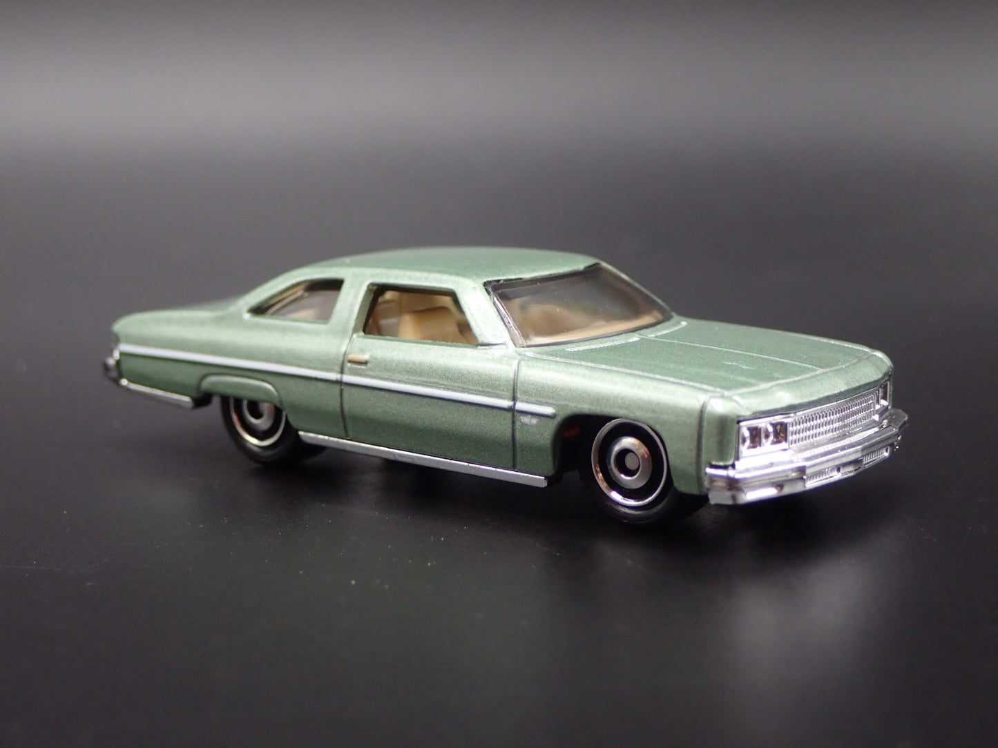 1975-1976 CHEVY CHEVROLET CAPRICE GREEN 1:64 SCALE DIORAMA DIECAST MODEL CAR