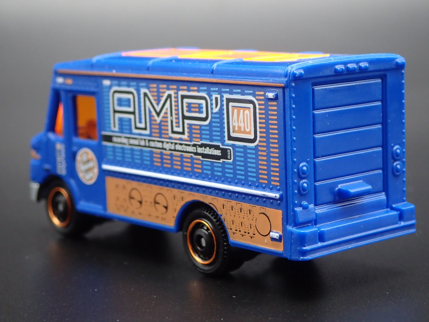 STEP VAN BOX AMP INSTALLATION DELIVERY 1:64 MB SCALE DIORAMA DIECAST MODEL CAR