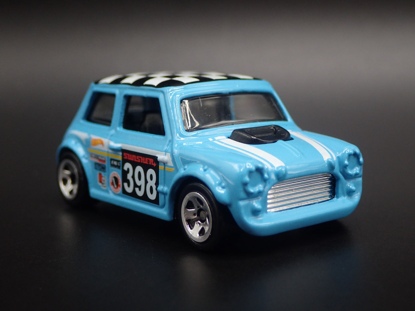 1969-1976 MINI COOPER MARK III 1:64 SCALE COLLECTIBLE DIORAMA DIECAST MODEL CAR
