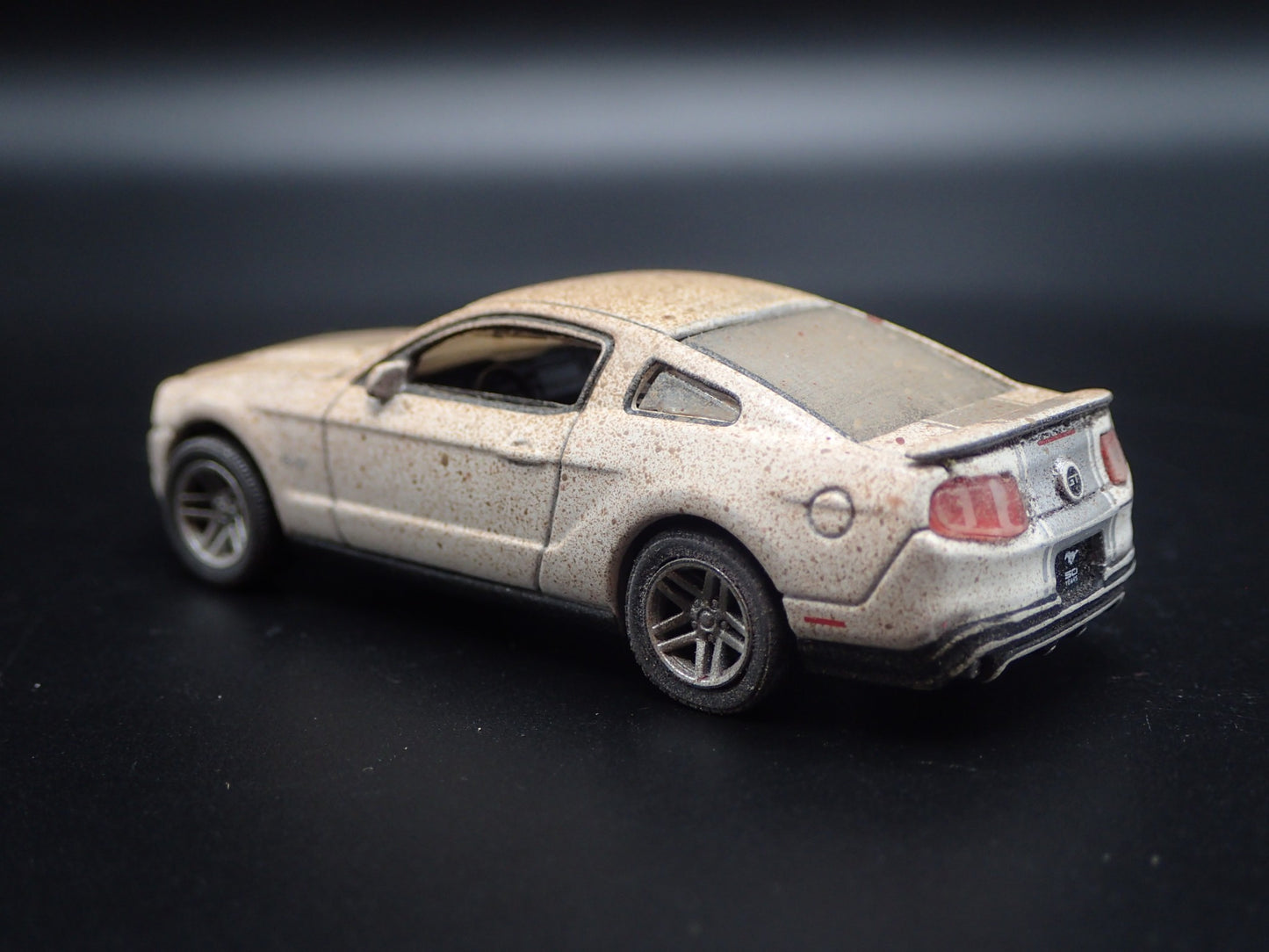 2010 10 FORD MUSTANG GT 5.0 OFF ROAD MUDDY 1/64 SCALE DIORAMA DIECAST MODEL CAR