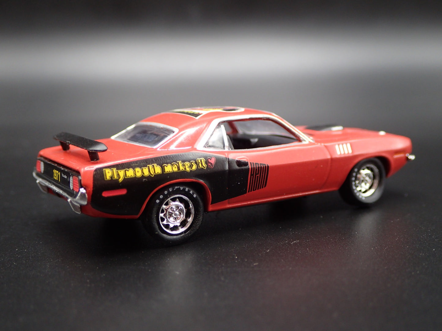 1971 71 PLYMOUTH HEMI CUDA RED 1:64 SCALE COLLECTIBLE DIORAMA DIECAST MODEL CAR