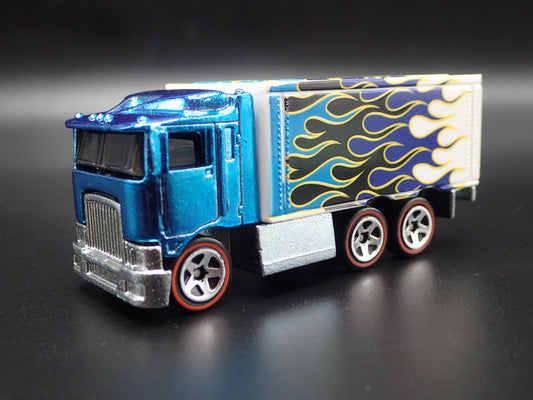 BOX DELIVERY TRUCK HIWAY HAULER 1:64 SCALE COLLECTIBLE DIORAMA DIECAST MODEL CAR