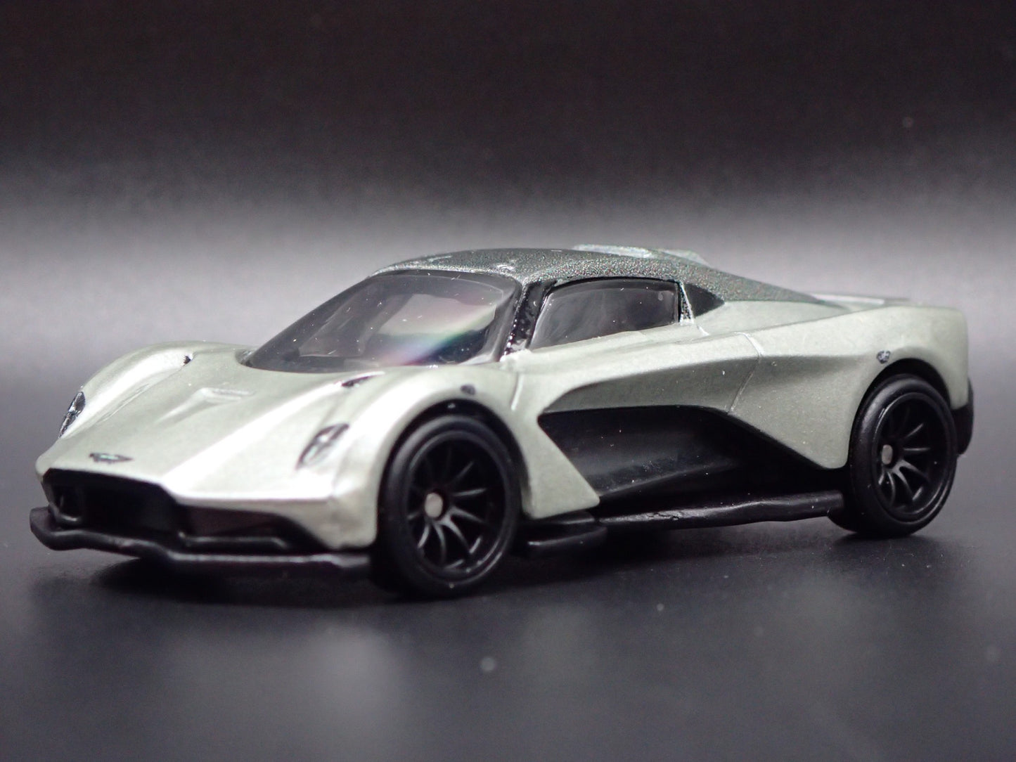 2019 ASTON MARTIN VALHALLA CONCEPT JAMES BOND 007 1/64 SCALE DIECAST MODEL CAR