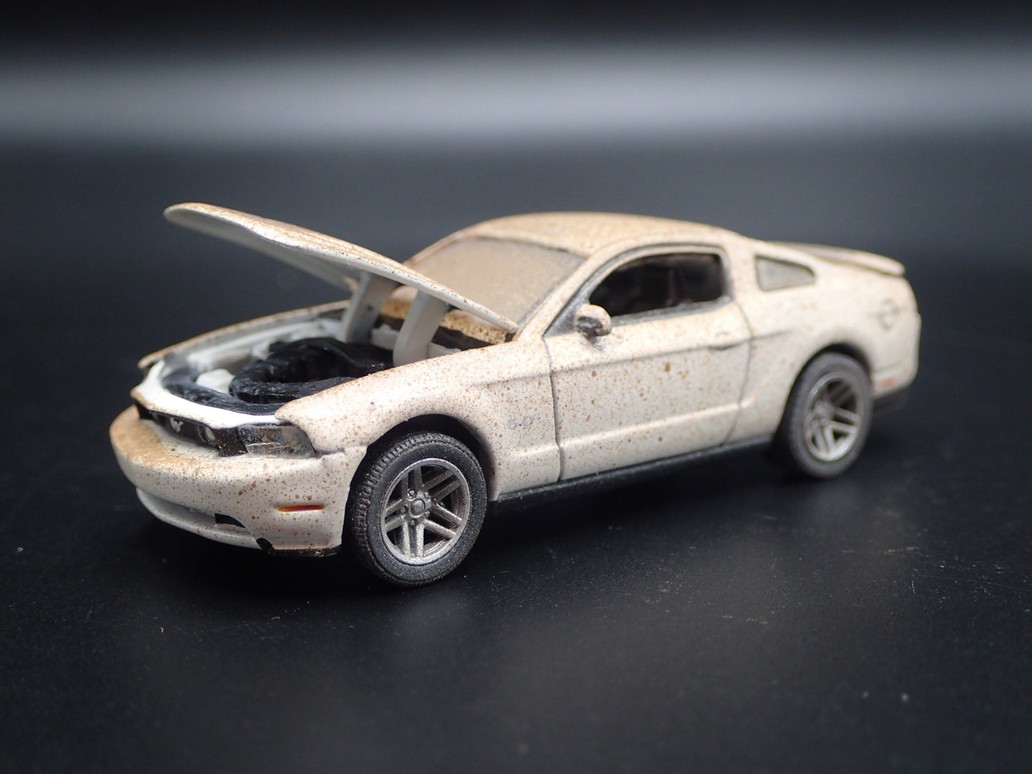 2010 10 FORD MUSTANG GT 5.0 OFF ROAD MUDDY 1/64 SCALE DIORAMA DIECAST MODEL CAR