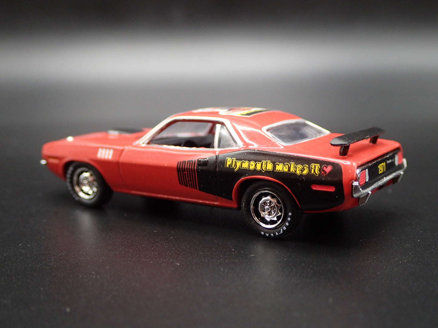 1971 71 PLYMOUTH HEMI CUDA RED 1:64 SCALE COLLECTIBLE DIORAMA DIECAST MODEL CAR