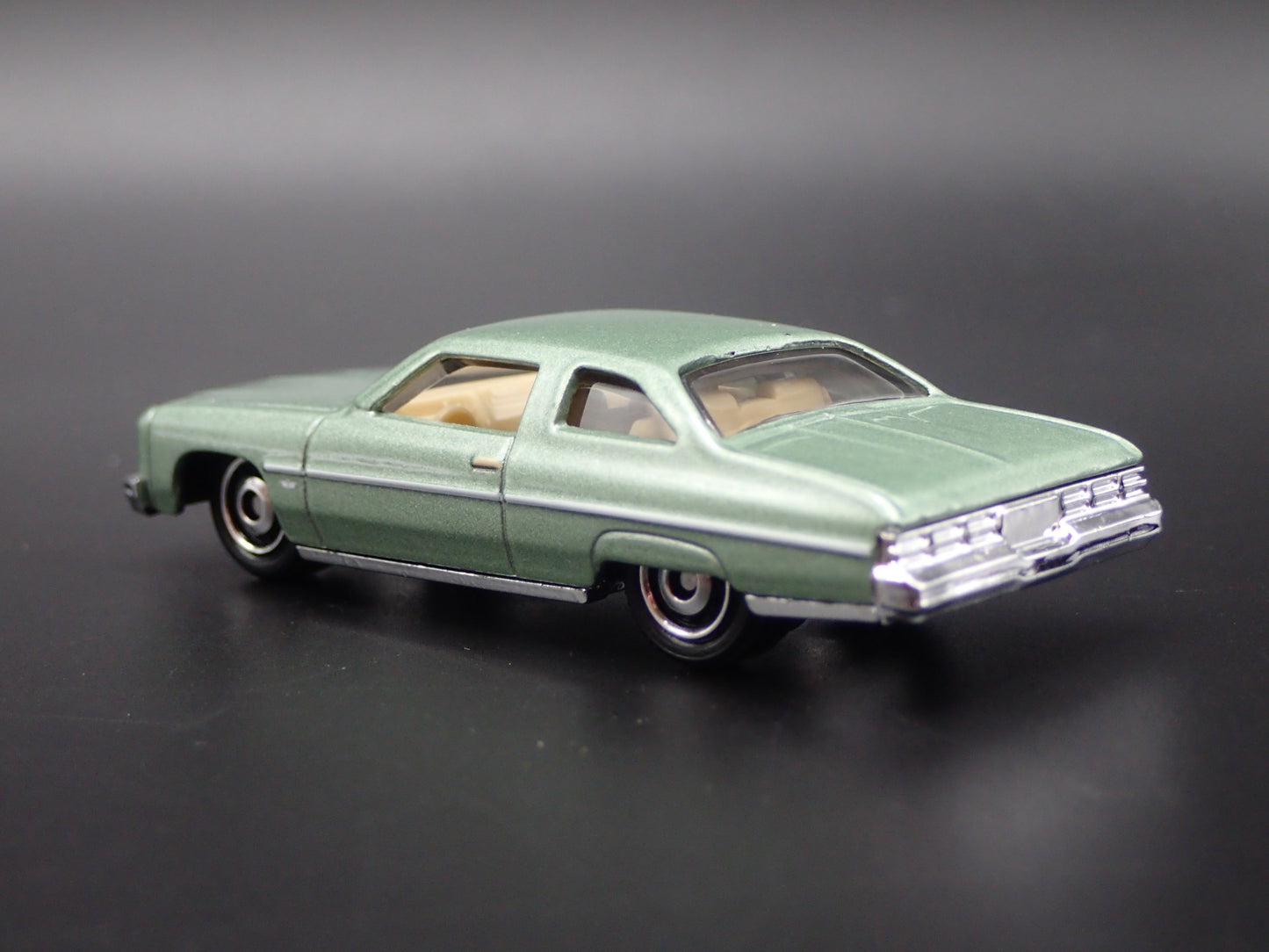 1975-1976 CHEVY CHEVROLET CAPRICE GREEN 1:64 SCALE DIORAMA DIECAST MODEL CAR