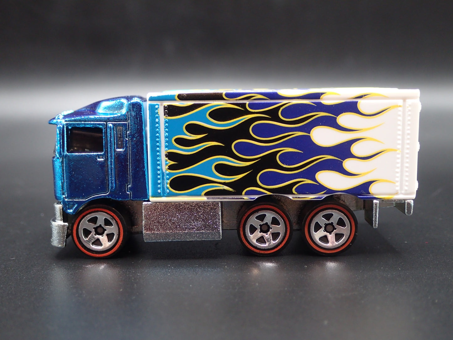 BOX DELIVERY TRUCK HIWAY HAULER 1:64 SCALE COLLECTIBLE DIORAMA DIECAST MODEL CAR