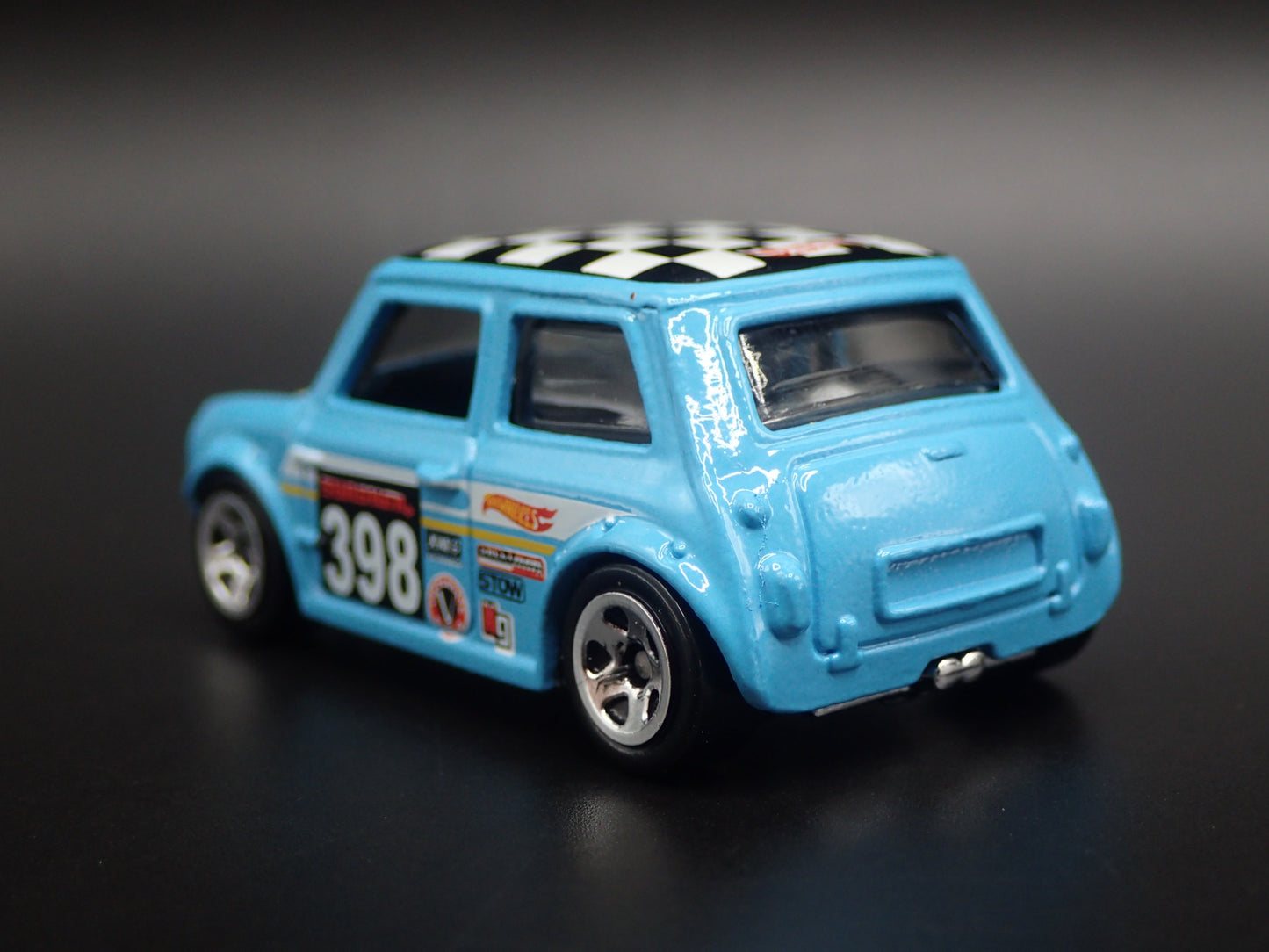 1969-1976 MINI COOPER MARK III 1:64 SCALE COLLECTIBLE DIORAMA DIECAST MODEL CAR