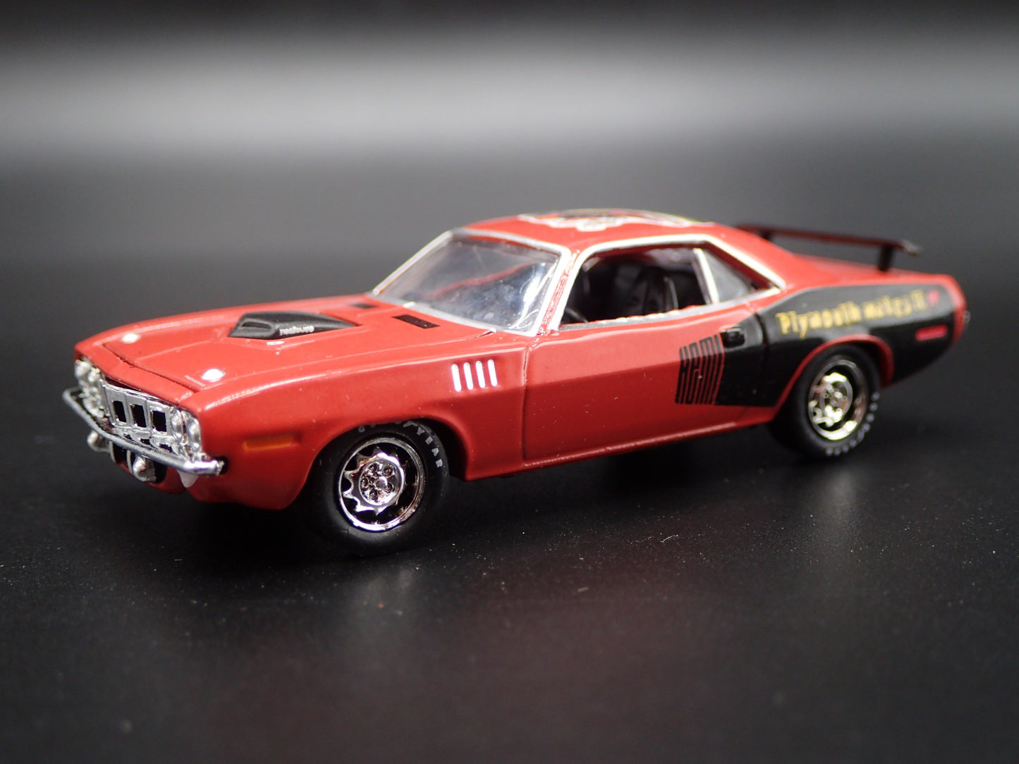 1971 71 PLYMOUTH HEMI CUDA RED 1:64 SCALE COLLECTIBLE DIORAMA DIECAST MODEL CAR