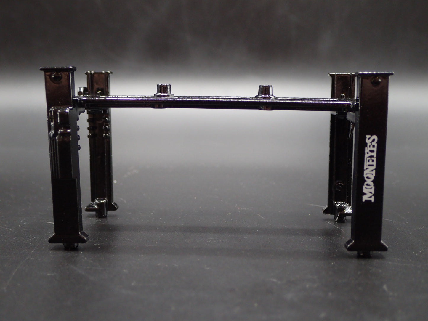 MOONEYES 1:64 SCALE AUTO SHOP MECHANIC GARAGE 4 POST CAR LIFT DIECAST MODEL