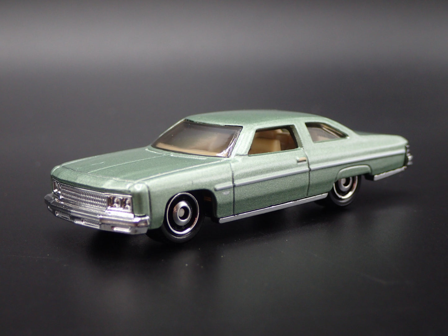 1975-1976 CHEVY CHEVROLET CAPRICE GREEN 1:64 SCALE DIORAMA DIECAST MODEL CAR