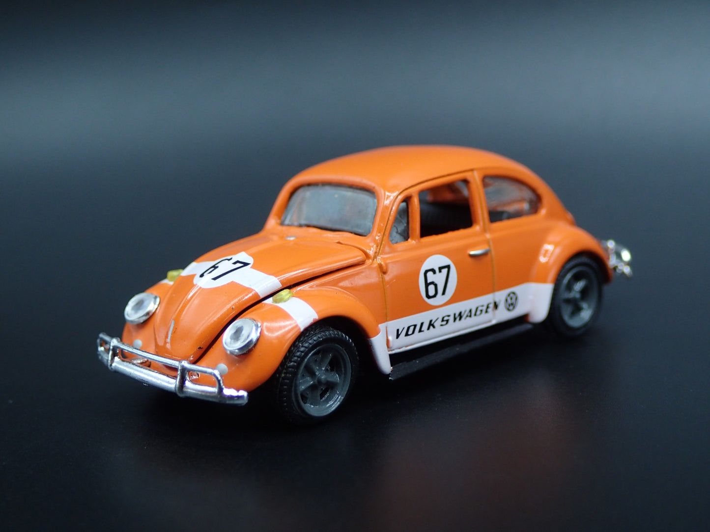 1960 - 1967 VW VOLKSWAGEN BEETLE BUG ORANGE 1:64 SCALE DIORAMA DIECAST MODEL CAR