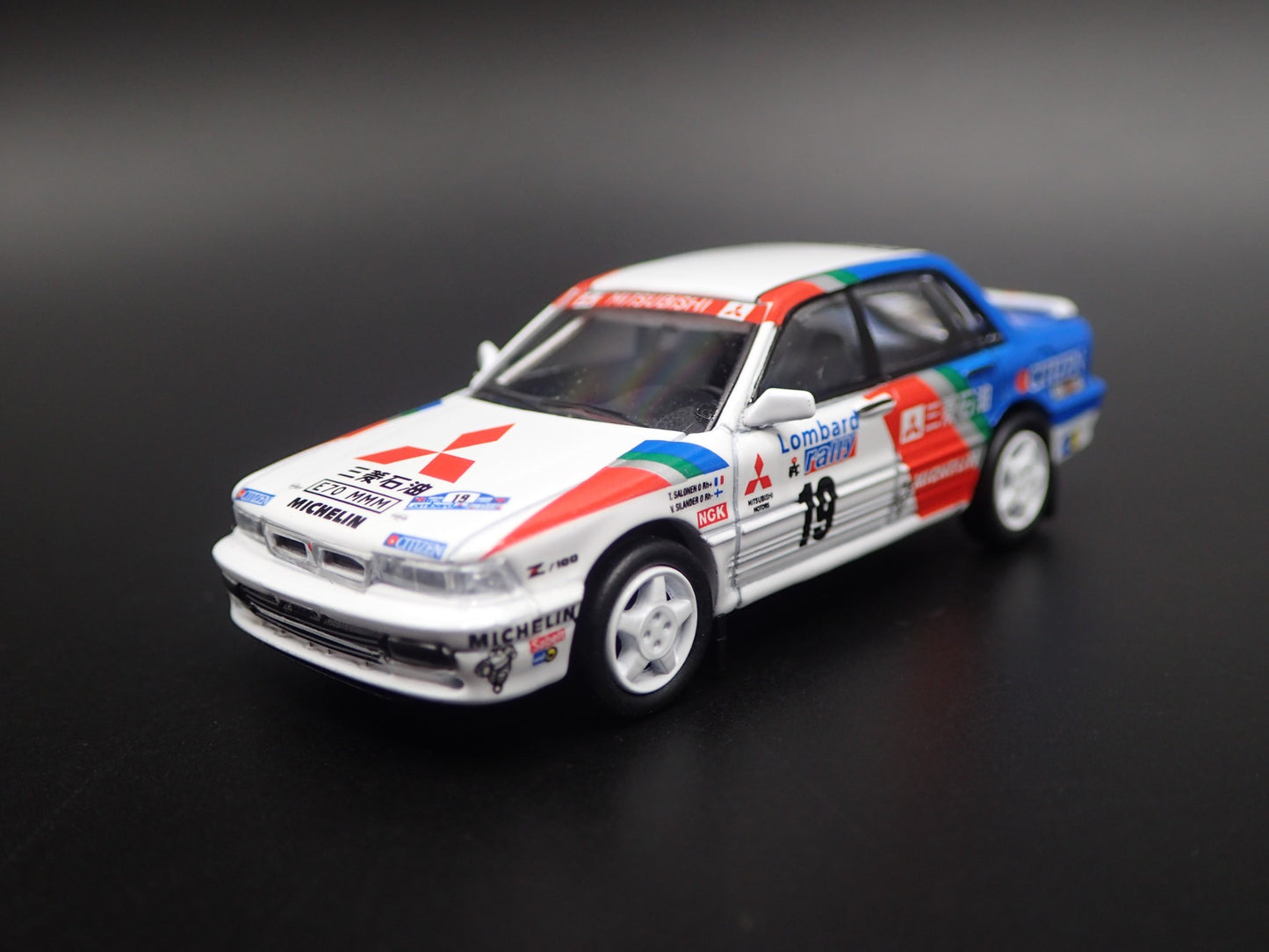 MITSUBISHI GALANT VR4 RALLY CAR #19 LOMBARD 1:64 SCALE DIORAMA DIECAST MODEL CAR