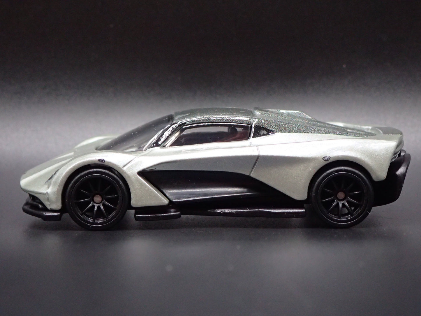 2019 ASTON MARTIN VALHALLA CONCEPT JAMES BOND 007 1/64 SCALE DIECAST MODEL CAR