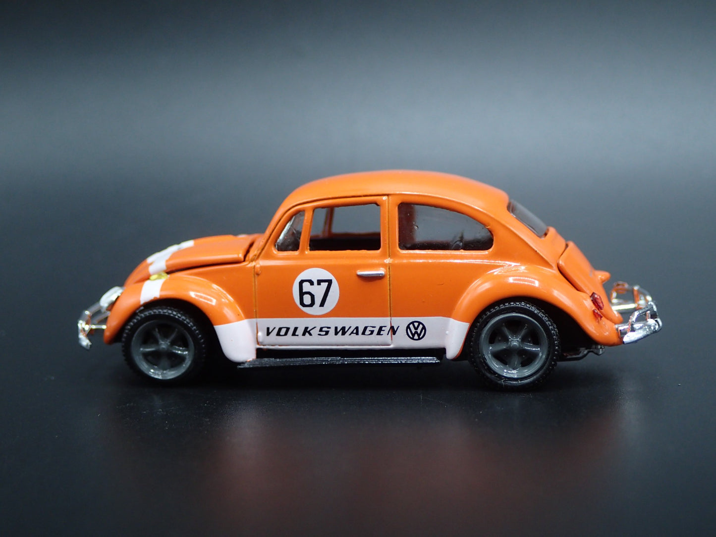 1960 - 1967 VW VOLKSWAGEN BEETLE BUG ORANGE 1:64 SCALE DIORAMA DIECAST MODEL CAR