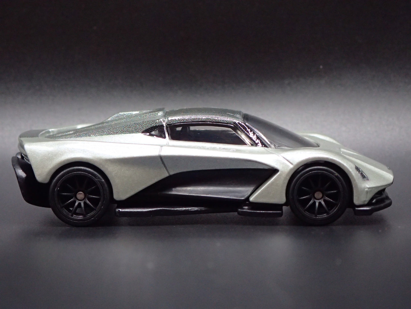 2019 ASTON MARTIN VALHALLA CONCEPT JAMES BOND 007 1/64 SCALE DIECAST MODEL CAR