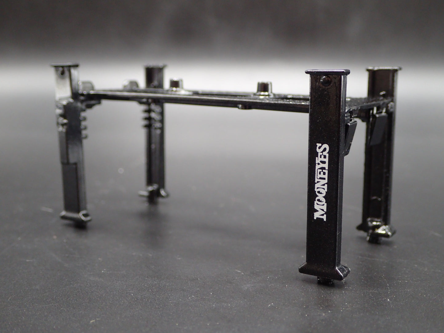 MOONEYES 1:64 SCALE AUTO SHOP MECHANIC GARAGE 4 POST CAR LIFT DIECAST MODEL