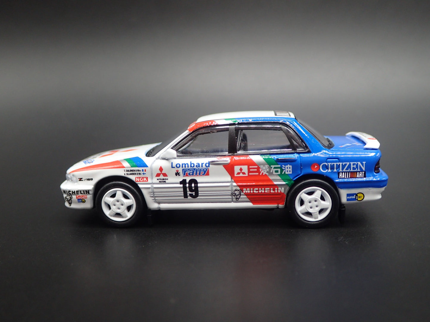 MITSUBISHI GALANT VR4 RALLY CAR #19 LOMBARD 1:64 SCALE DIORAMA DIECAST MODEL CAR