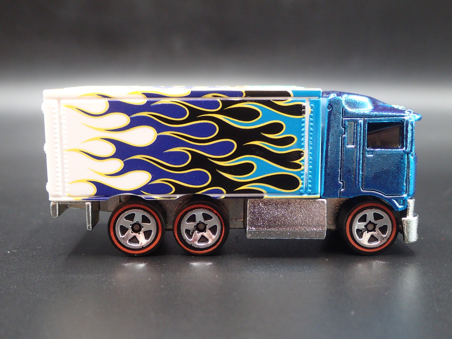 BOX DELIVERY TRUCK HIWAY HAULER 1:64 SCALE COLLECTIBLE DIORAMA DIECAST MODEL CAR