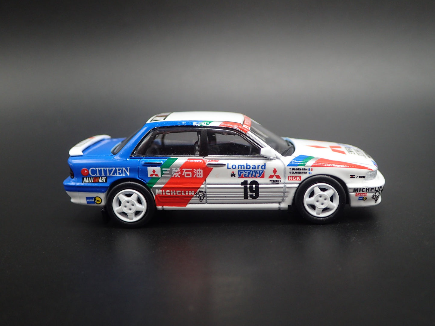MITSUBISHI GALANT VR4 RALLY CAR #19 LOMBARD 1:64 SCALE DIORAMA DIECAST MODEL CAR
