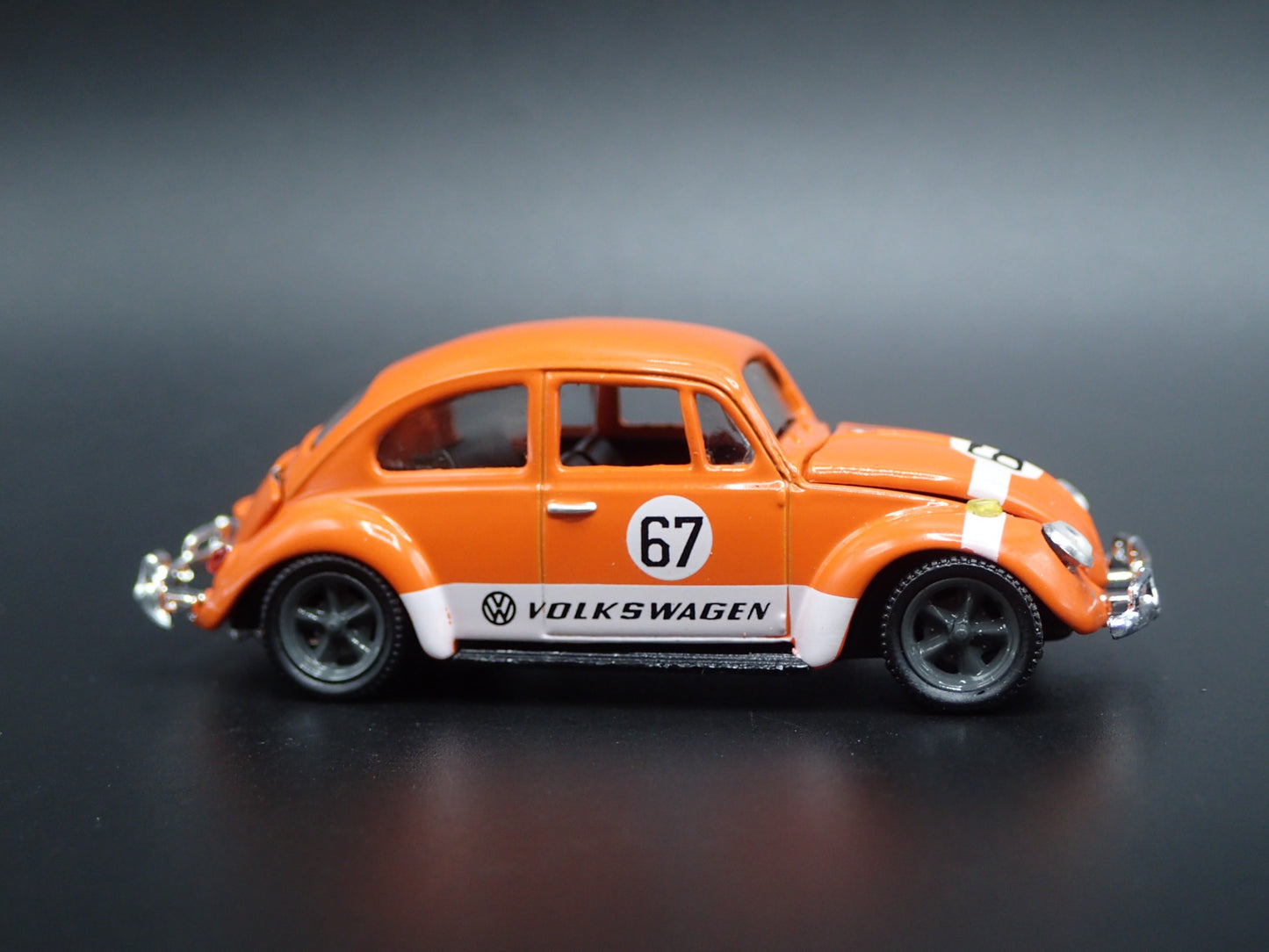 1960 - 1967 VW VOLKSWAGEN BEETLE BUG ORANGE 1:64 SCALE DIORAMA DIECAST MODEL CAR