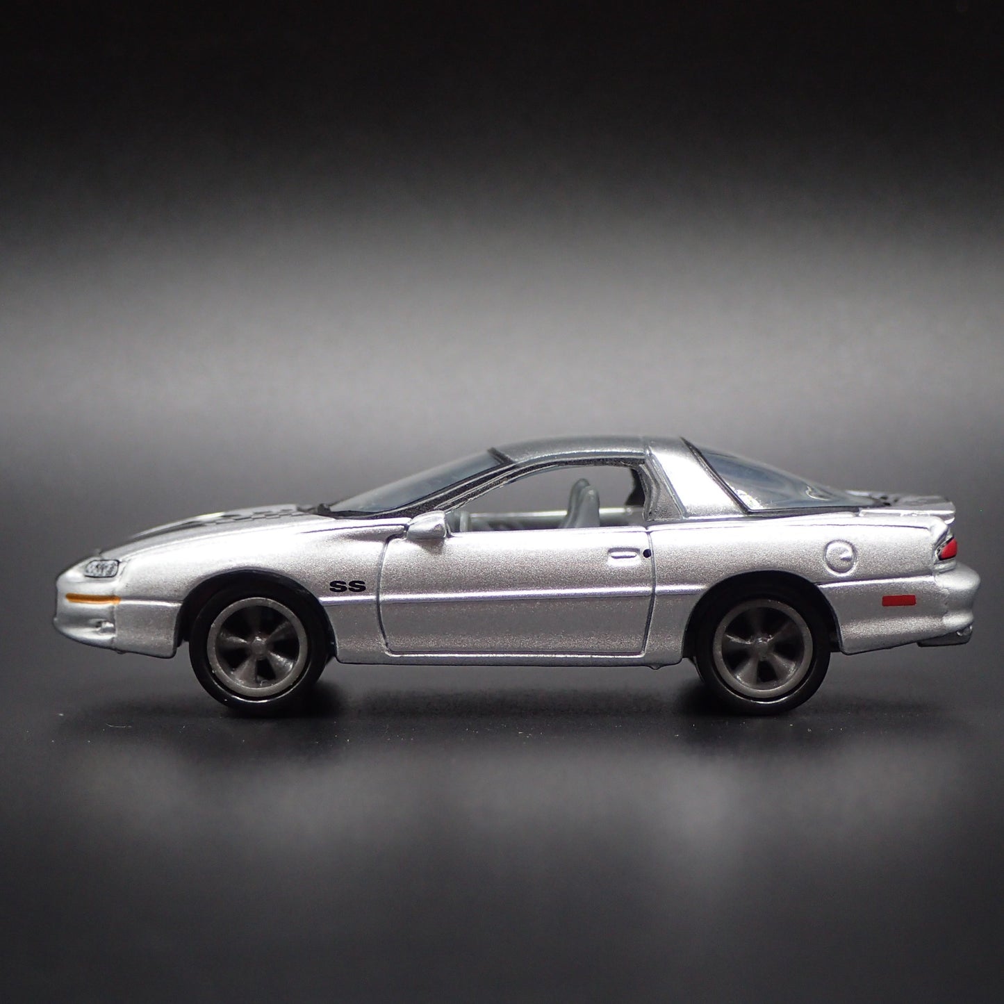 2002 CHEVY CHEVROLET CAMARO SS SILVER 35TH 1:64 SCALE DIORAMA DIECAST MODEL CAR