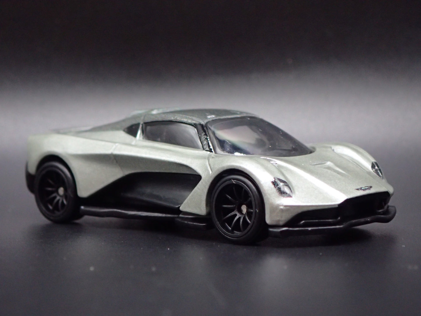 2019 ASTON MARTIN VALHALLA CONCEPT JAMES BOND 007 1/64 SCALE DIECAST MODEL CAR