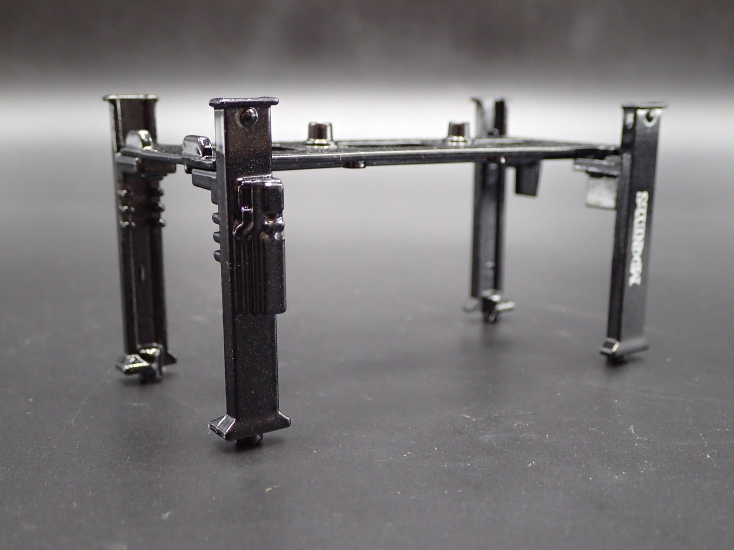 MOONEYES 1:64 SCALE AUTO SHOP MECHANIC GARAGE 4 POST CAR LIFT DIECAST MODEL