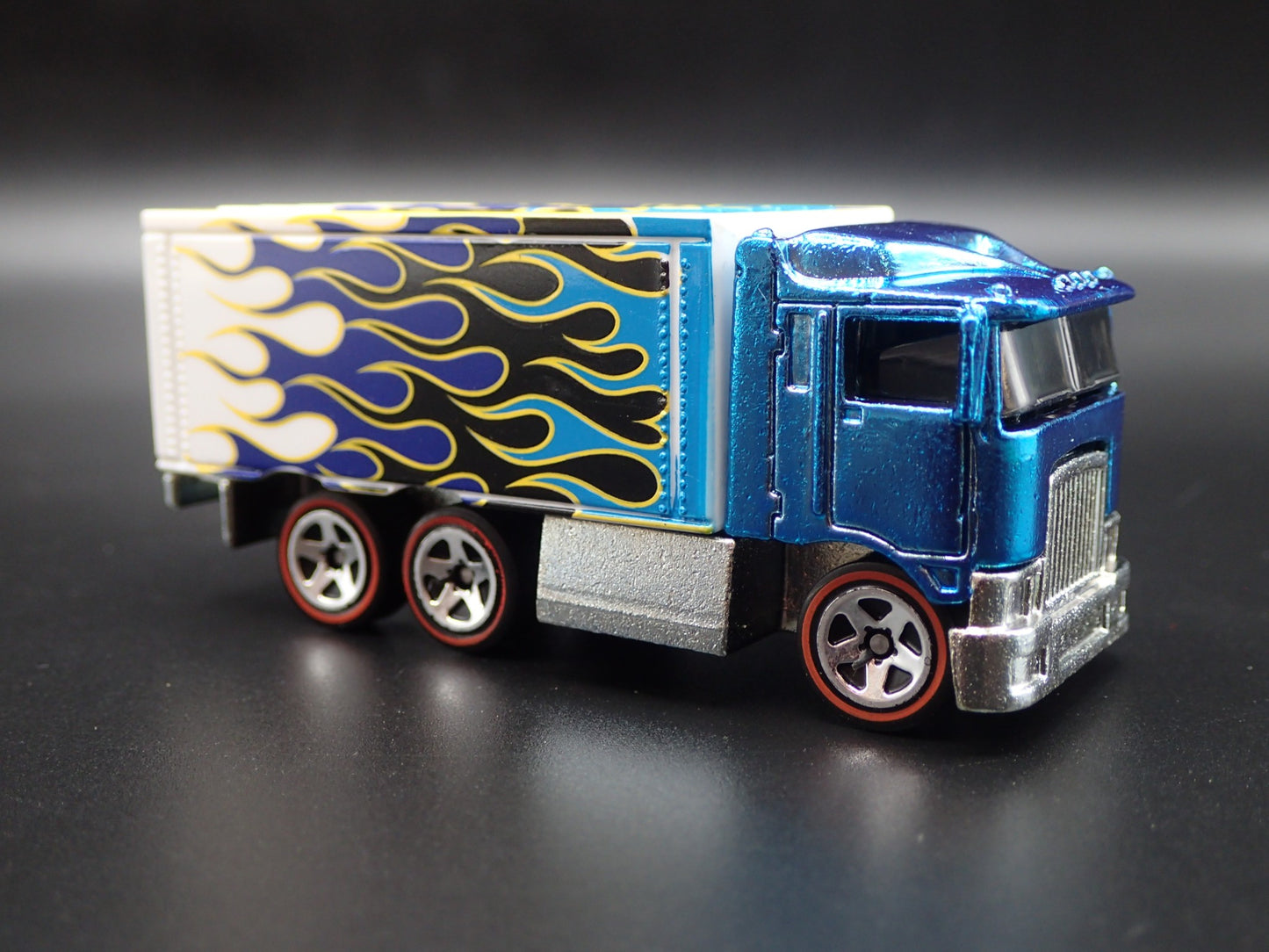 BOX DELIVERY TRUCK HIWAY HAULER 1:64 SCALE COLLECTIBLE DIORAMA DIECAST MODEL CAR