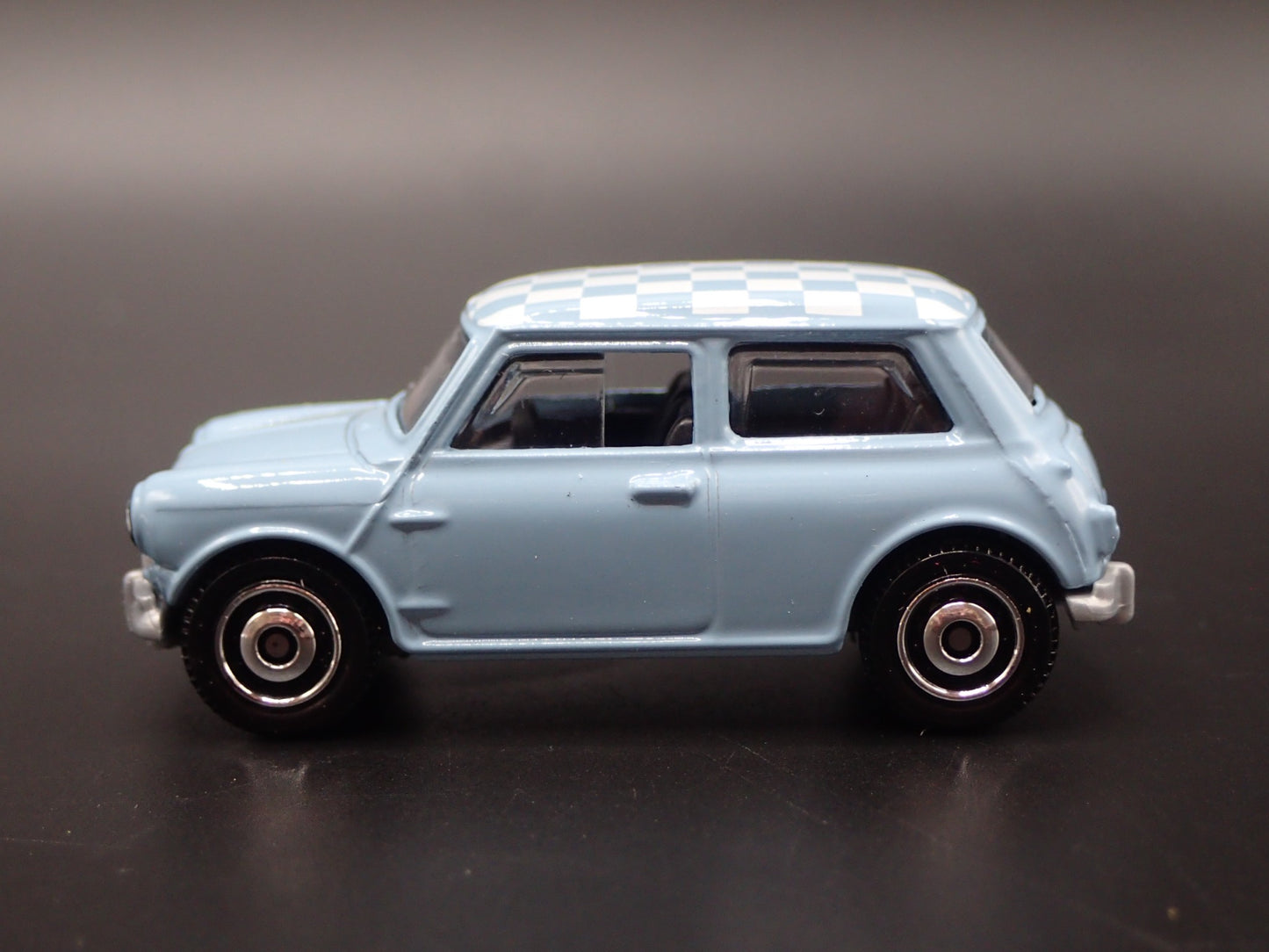 1959-1967 AUSTIN MINI COOPER MARK I BLUE 1:64 SCALE DIORAMA DIECAST MODEL CAR