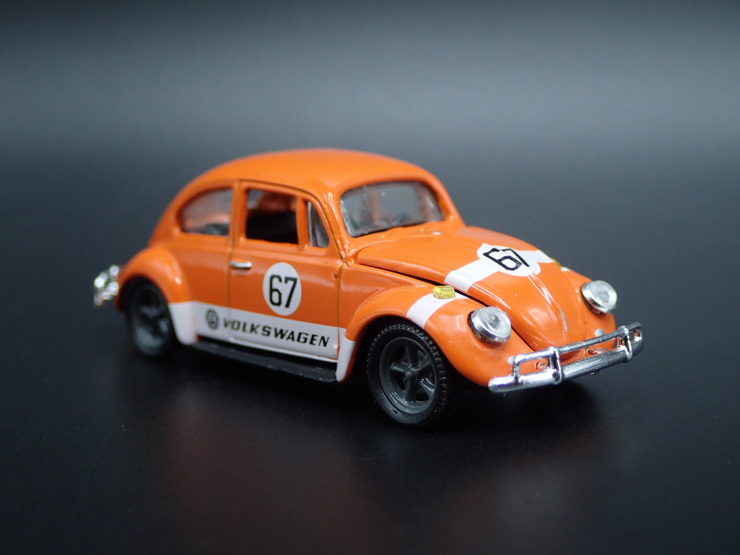 1960 - 1967 VW VOLKSWAGEN BEETLE BUG ORANGE 1:64 SCALE DIORAMA DIECAST MODEL CAR