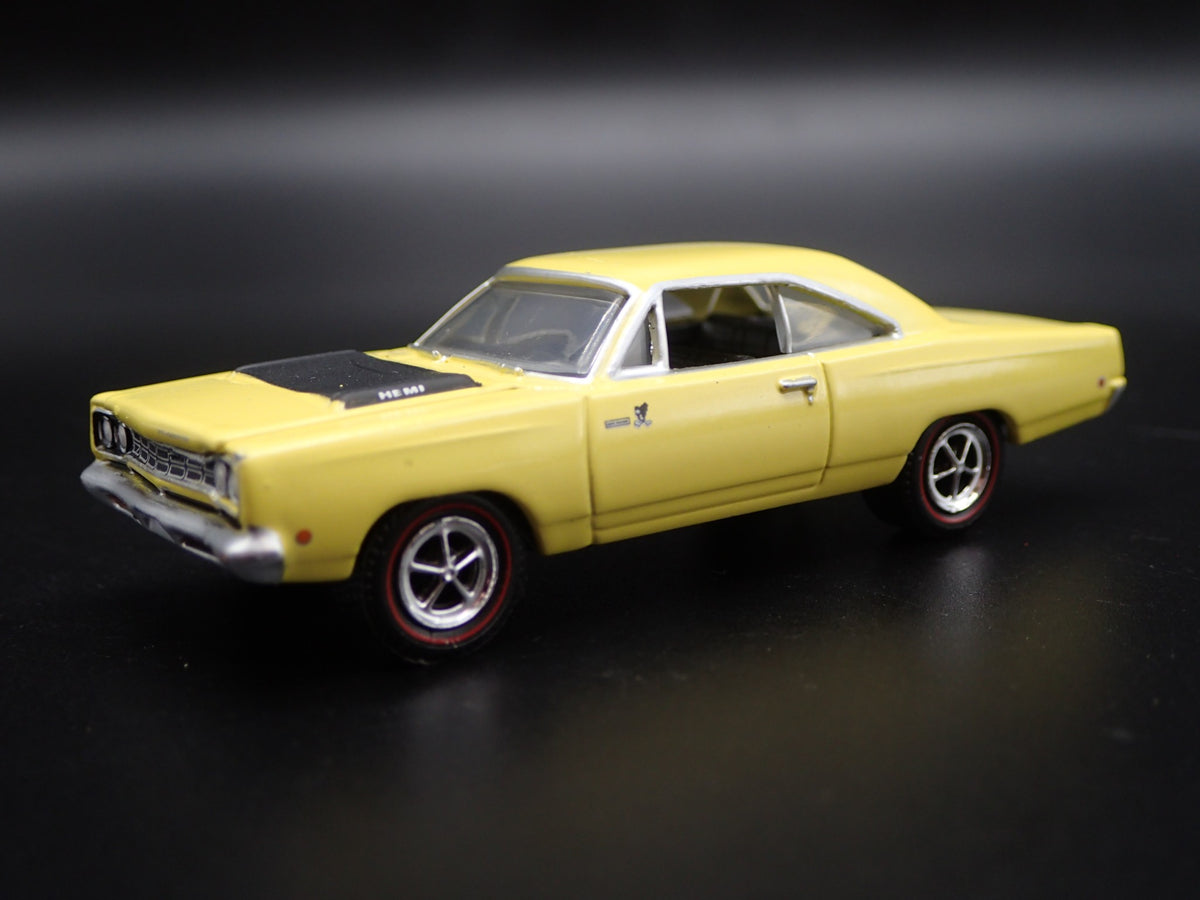 1968 PLYMOUTH ROAD RUNNER HEMI 1:64 SCALE COLLECTIBLE DIORAMA DIECAST MODEL CAR-Burning Rubber Toy Company